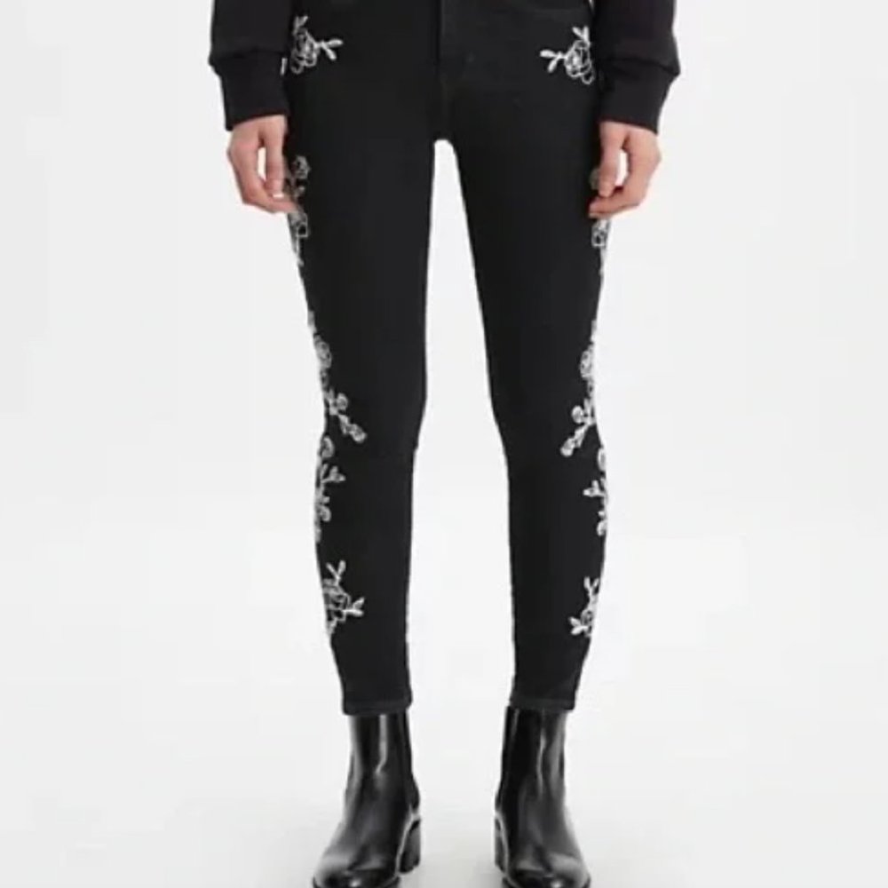 Levi's Premium 721 High Rise Black Jean w/ Beautiful Floral Embroidery
